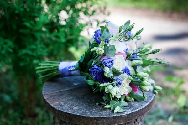 Buquê de casamento em uma mesa de madeira — Fotografia de Stock