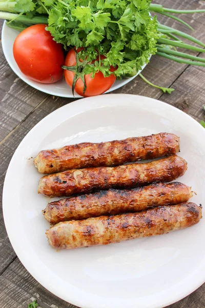 Kömürlerin üzerinde ızgara sosis