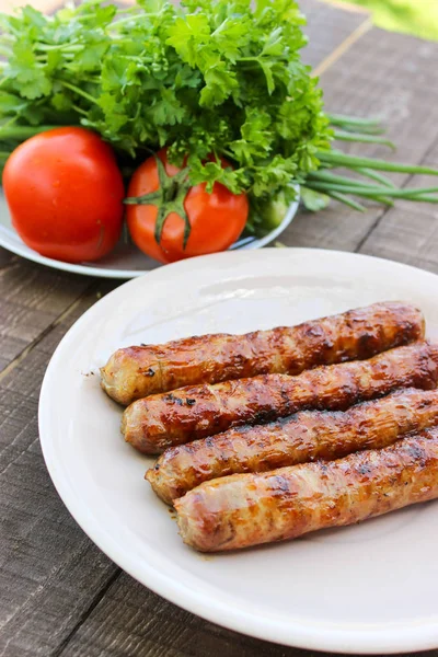 Kömürlerin üzerinde ızgara sosis