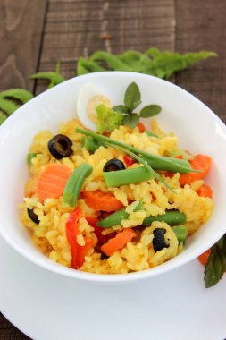 Haşlanmış pirinç suda ıslatın ve zerdeçal