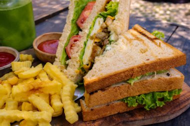 Patates kızartması ve acılı soslu taze sandviç.