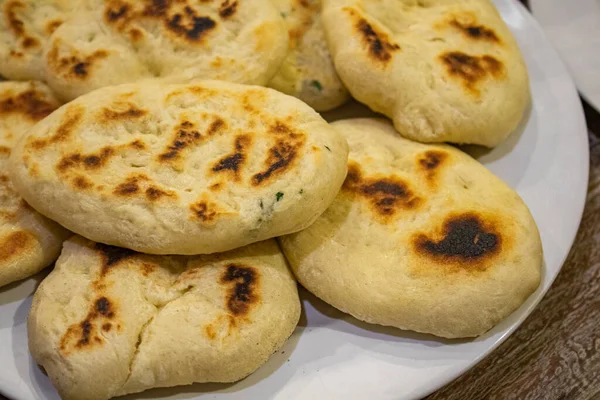 Biraz beyaz ekmek, kendi kendini yetiştirmiş.