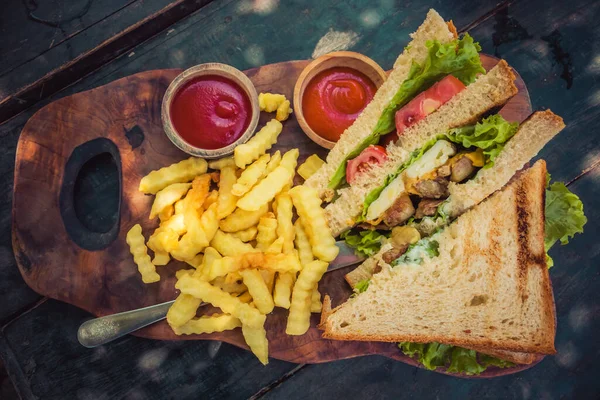 Patates kızartması ve acılı soslu taze sandviç.