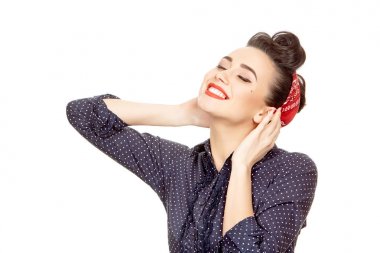 Noktalı elbiseli genç mutlu pinup kız