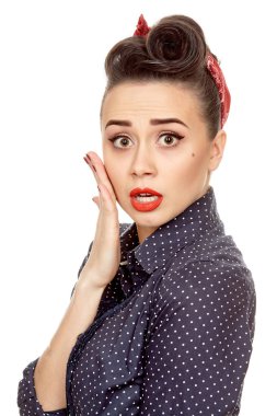 İçinde bir noktalı sürpriz arıyorsunuz çarpıcı pinup kadın 