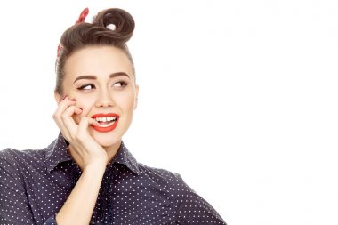 Noktalı elbiseli genç mutlu pinup kız