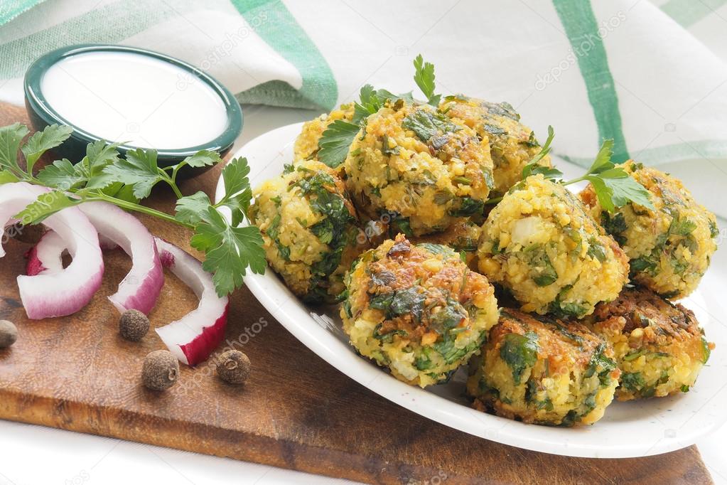 Chickpeas falafel with sauce