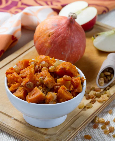 Postre de calabaza con manzana, canela y pasas — Foto de Stock