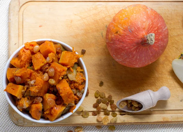 Dessert à la citrouille avec pomme, cannelle et raisins secs dans un bol blanc — Photo