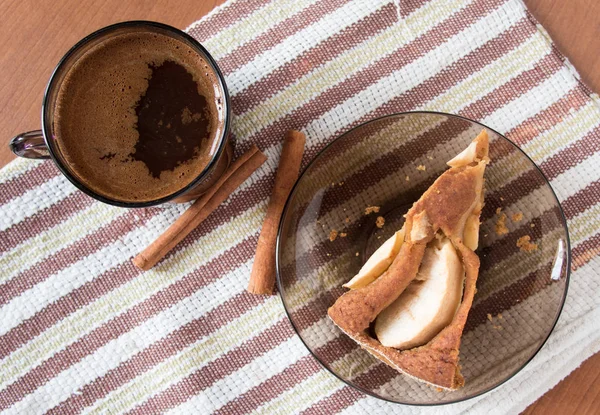 素食主义者苹果蛋糕与一杯咖啡木制的桌子上 — 图库照片