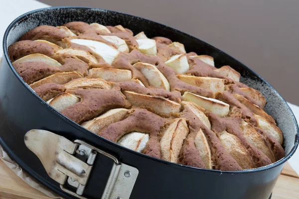 Vegetarische appeltaart in een pan bakken op een houten bord — Stockfoto