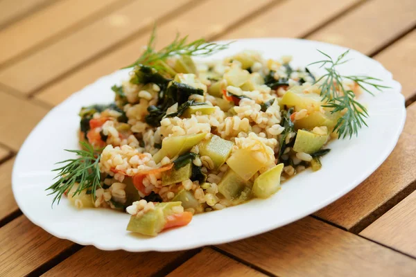 Bulgur (cuscús) con verduras — Foto de Stock