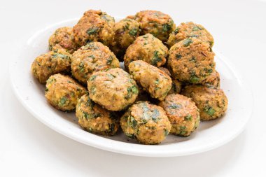 falafel topları plaka üzerinde 