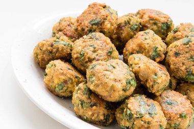 falafel topları plaka üzerinde 