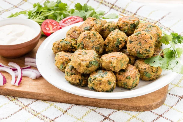 Bolas de falafel y verduras frescas en el plato con sause — Foto de Stock