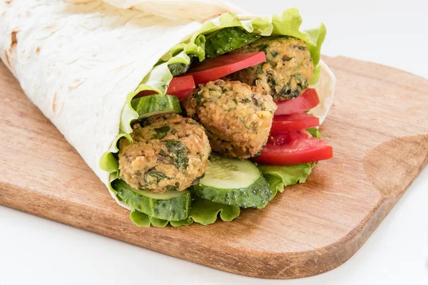 Falafel ve taze sebze pide haddelenmiş