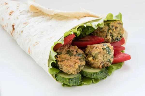 Falafel ve taze sebze pide haddelenmiş