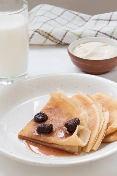 Pancakes with srawberry jam on white plate — Stock Photo, Image