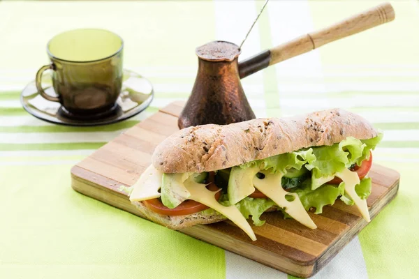 Sanduíche fitness com abacate e queijo e café preto — Fotografia de Stock