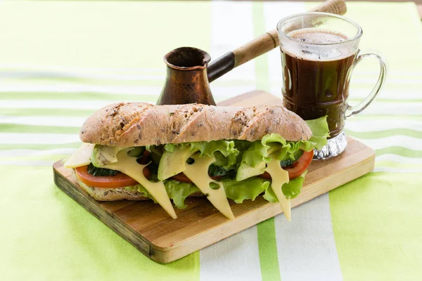 Panino fitness con avocado e formaggio e caffè nero — Foto Stock