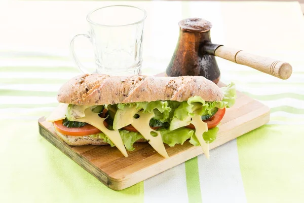 Fitness-Sandwich mit Avocado und Käse und schwarzem Kaffee — Stockfoto