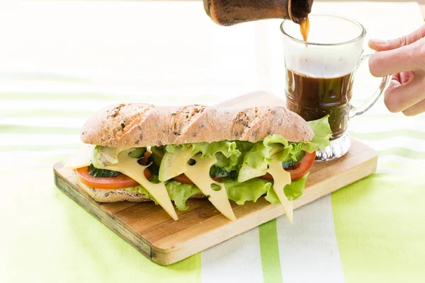 Panino fitness con avocado e formaggio e caffè nero — Foto Stock