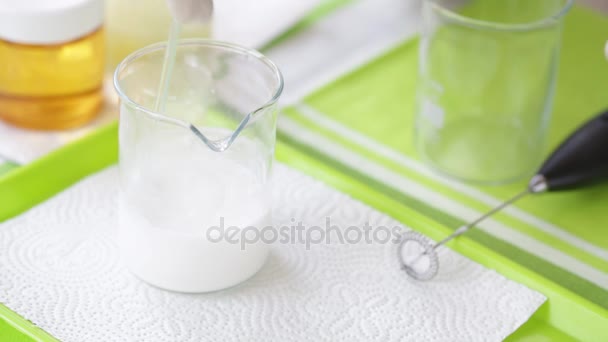 Mezcla de crema cosmética con palo de vidrio . — Vídeo de stock