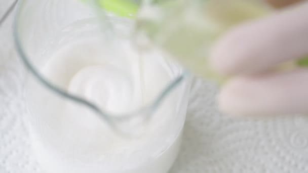 Close-up van het mengen van cosmetische crème met glas stok. — Stockvideo