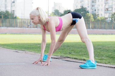 Çekici kadın mı onu bacaklar ve vücudu ileri tilt geniş konumu ile germe 