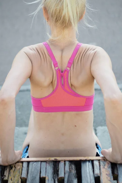 Крупным планом женщины в спортивной одежде, упражняющейся в трицепсах — стоковое фото