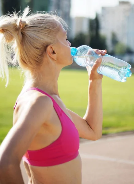 运动型女人喝水 — 图库照片