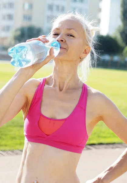 运动型女人喝水 — 图库照片