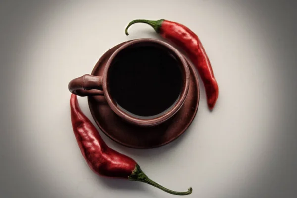 Bir fincan ve tabakta kahve espressosu