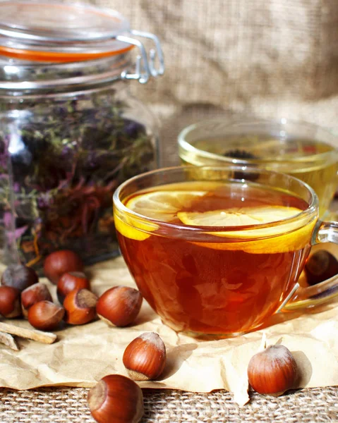  Bir fincan siyah ve bitkisel çay ile Servis Kahvaltı