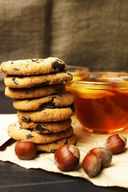 Bir fincan siyah sıcak çay ve çikolata ve fındık ile taze ekmek ile Servis Kahvaltı