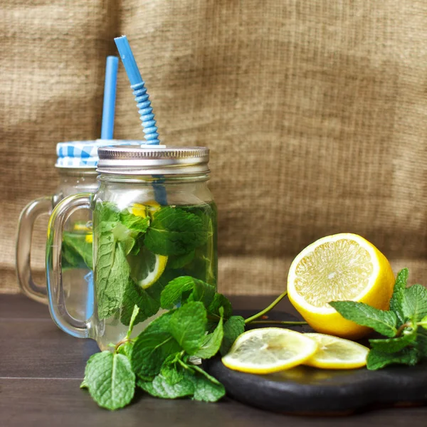  -Alkolsüz mojito üzerinde hafif bir arka plan ile iki kokteyl bardağı
