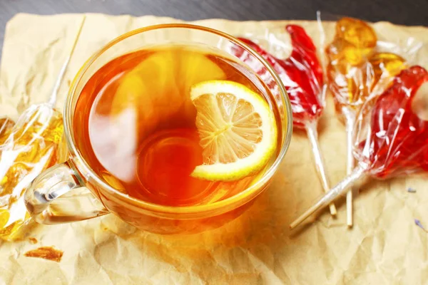 Siyah çay limon ve lolipop tatlı