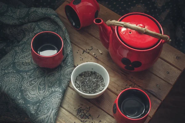 Çin yeşil çay bir pot ve ahşap bir masa üzerinde bardak. Çay töreni