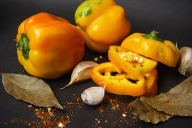  Portre sarı tatlı biber ve baharat gri bir arka plan üzerine sarımsaklı