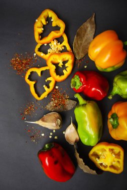 Bitkisel karışım - tatlı biber ve sarımsak gri bir arka plan üzerinde