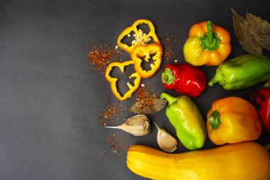 Bitkisel karışım - kabak biber ve sarımsak ile metin için bir yer gri bir arka plan üzerinde