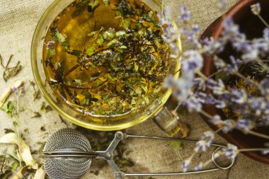 Bardak bitkisel çay yakın çekim ve otlar ile bir süzgeç