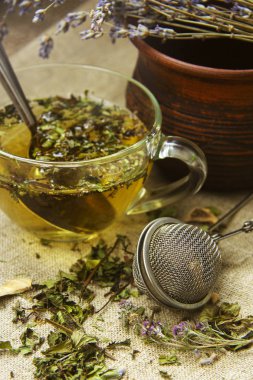 Bir süzgeç ve keten peçeteye çeşitli otlar bitkisel çay