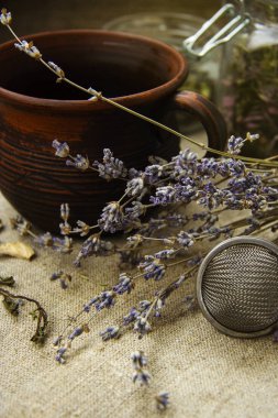  Kil fincan çay, lavanta bir buket ve otlar ile bir süzgeç