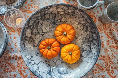 Küçük turuncu bir seramik tabak kabak