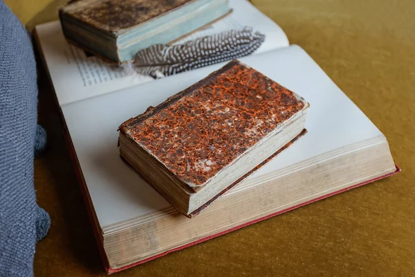 Antiguo libro de textura marrón vintage en la mesa de madera — Foto de Stock