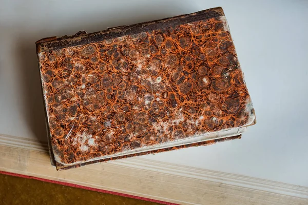 Antiguo libro de textura marrón vintage en la mesa de madera — Foto de Stock