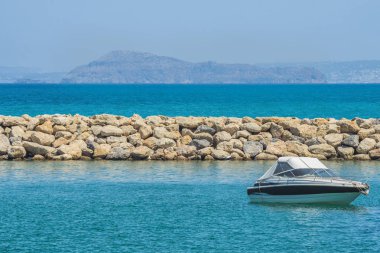 Mavi su üzerinde beyaz kabin kruvazör. Bir özel motor yat sürüyor Karadeniz deniz üzerinde.