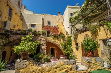 Chania, Yunanistan - 2017 Ağustos: Renkli Chania sokak sırasında yerel Hediyelik eşya dükkanları ve adada Crete, Yunanistan cadde boyunca restoranlar öğle.