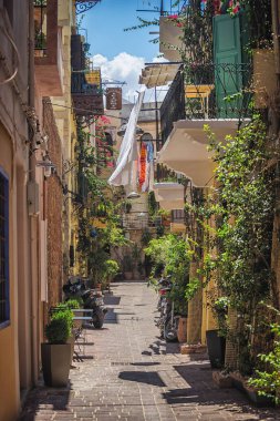 Chania, Yunanistan - 2017 Ağustos: Renkli Chania sokak sırasında yerel Hediyelik eşya dükkanları ve adada Crete, Yunanistan cadde boyunca restoranlar öğle.